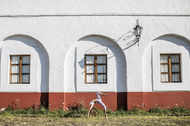 在草地上练习瑜伽的女人图片下载