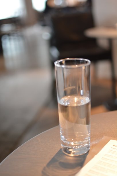 现代室内的一杯水图片下载