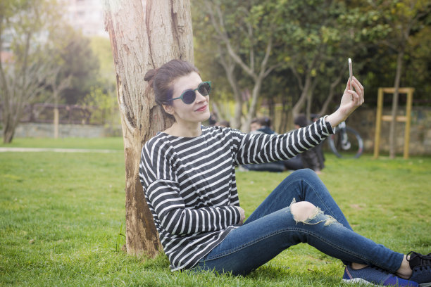 女孩在公园自拍图片下载