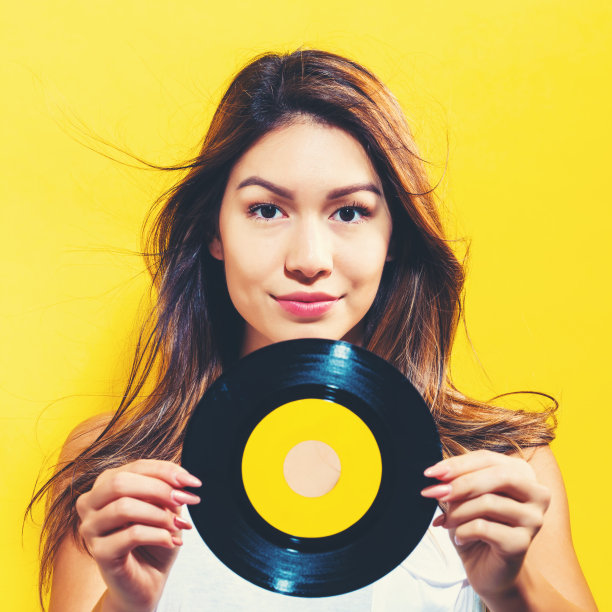 快乐的年轻女子保持着一项记录图片下载