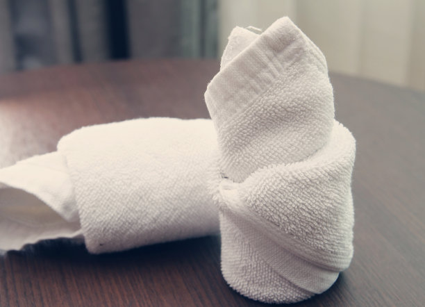 酒店卧室床上的浴巾图片下载