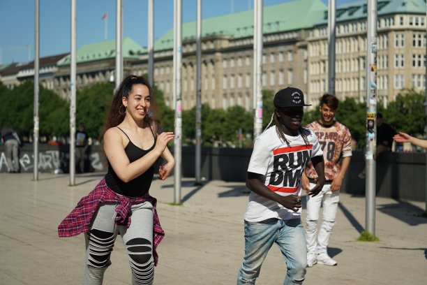 来自不同国家的年轻人在汉堡跳霹雳舞/街舞图片下载
