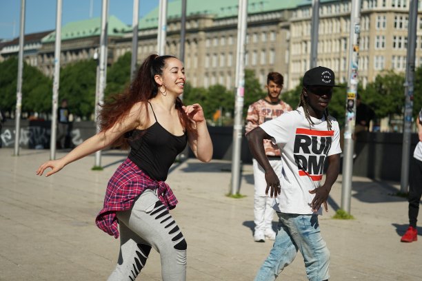 来自不同国家的年轻人在汉堡跳霹雳舞/街舞图片下载