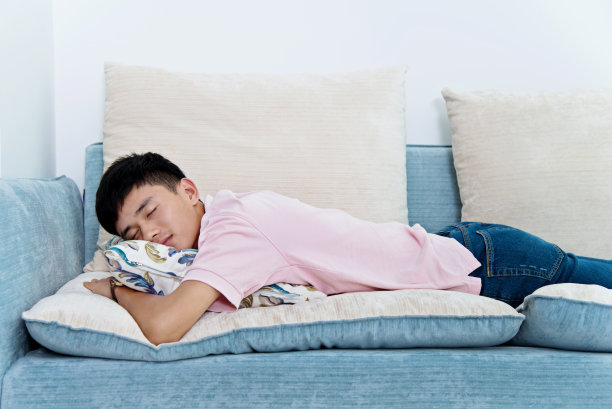 男人在沙发上滑倒了图片下载