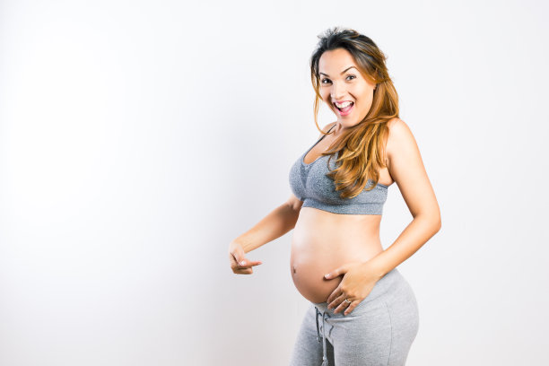 美丽的拉丁孕妇指着自己的肚子图片下载