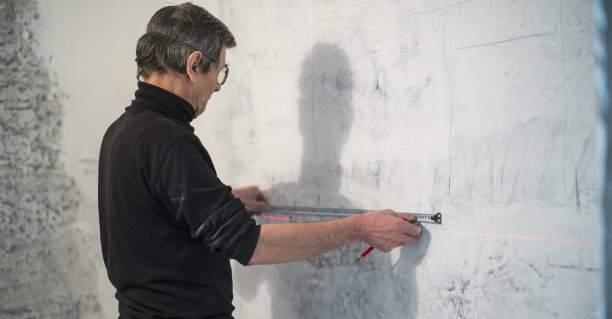 70岁高龄的活跃老人，建筑工人，水管工，做测量工作图片下载