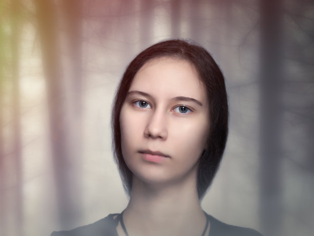 雾中女孩的肖像图片下载