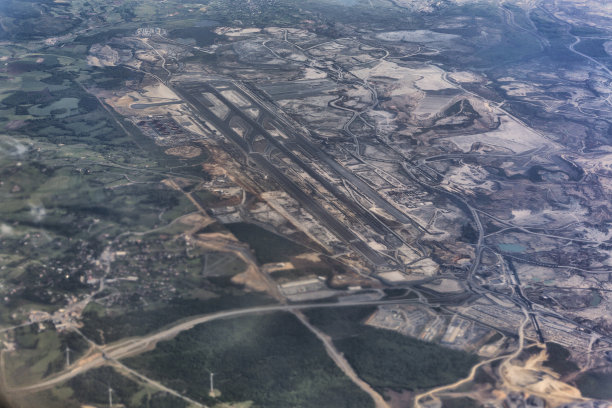 新的第三机场跑道在土耳其伊斯坦布尔欧洲一侧建造-空中图片下载