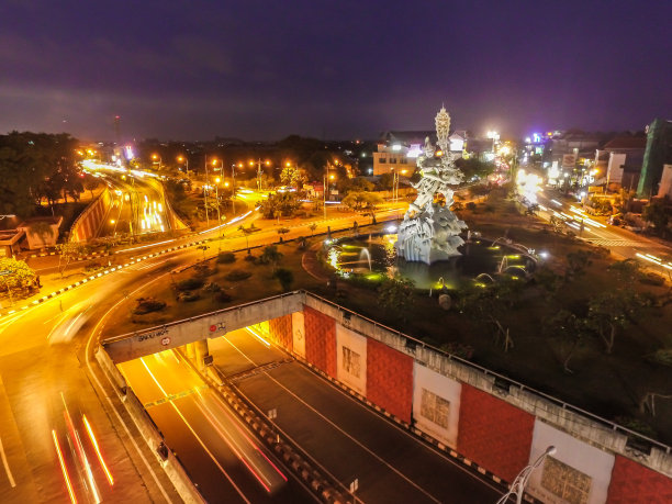 在印尼巴厘岛登巴萨高速公路中间的Dewa Ruci雕像图片下载