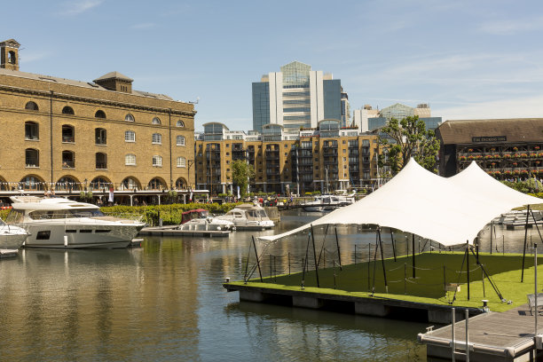 夏天的圣凯瑟琳码头图片下载