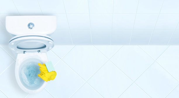 手戴黄色手套清洁厕所。图片下载