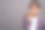 工作室拍摄的年轻亚洲妇女穿着格子衬衫，以灰色背景素材图片