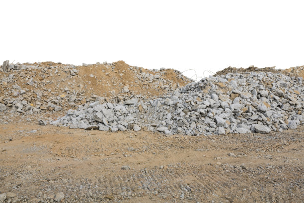 一块块的混凝土、砖块、碎石、废墟在建筑工地上孤立白色图片下载