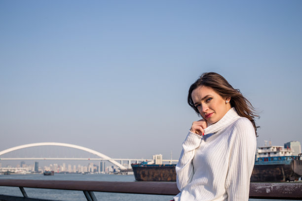 迷人的黑发女人图片下载