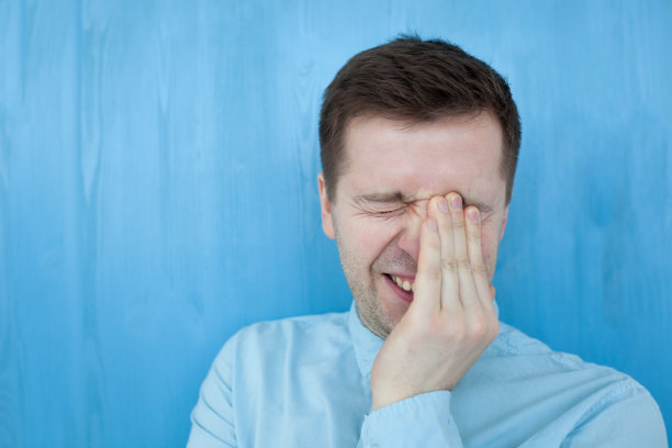 白种人穿着蓝色衬衫微笑幸福无忧无虑的情感表达概念图片下载