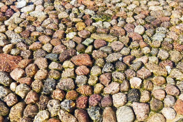 河里的石头和岩石。图片下载