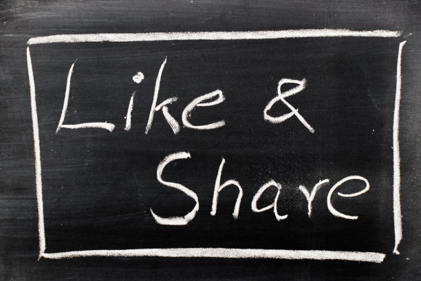 喜欢和分享文字，用粉笔在黑板背景上手写图片下载