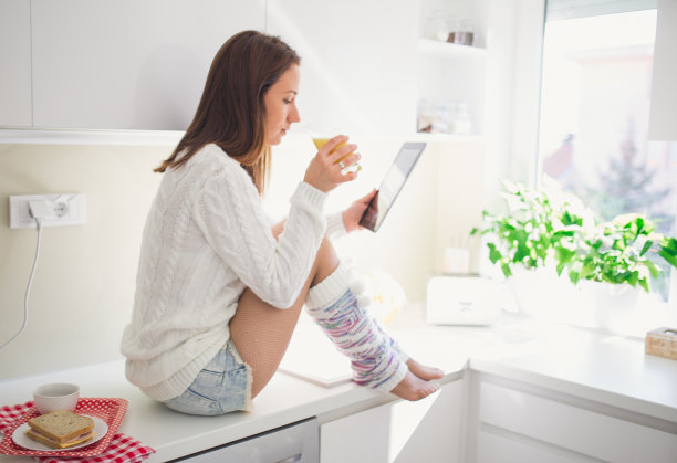 女人喝果汁图片下载