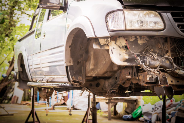 小货车拆轮子修理图片下载