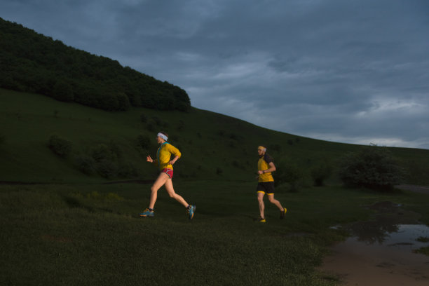 黄昏时分，两名运动员在户外野外跑步图片下载