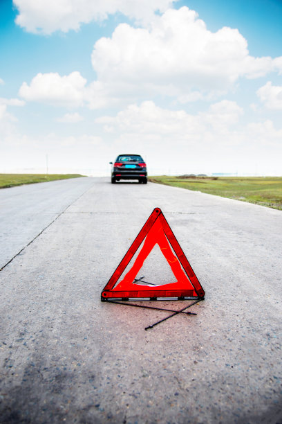 三角警告和汽车故障图片下载
