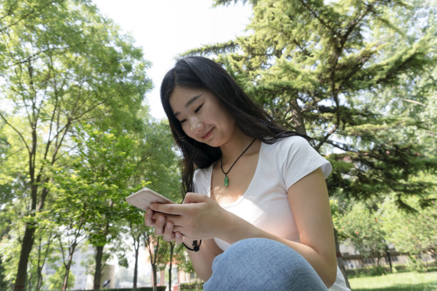 漂亮的女孩用手机聊天图片下载