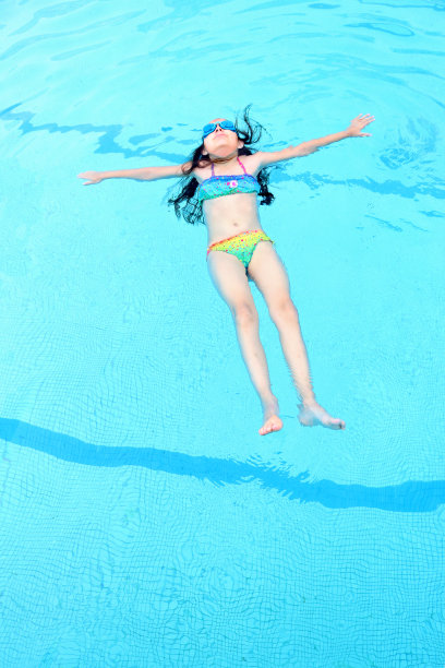 漂浮在水面上的女孩图片下载