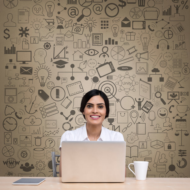 在办公桌上放笔记本电脑的女商人图片下载