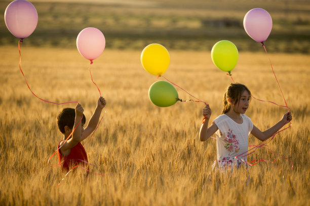 哥哥和妹妹拿着气球跑着图片下载