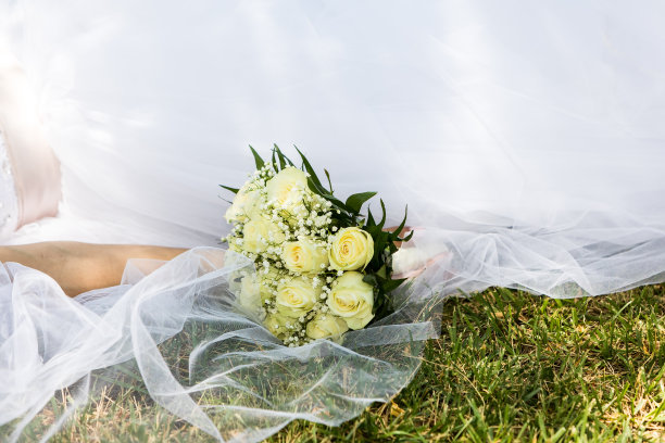 美丽的新娘手捧花束图片下载