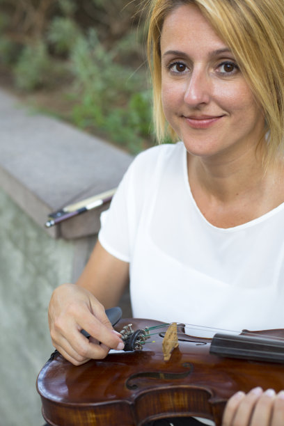 美丽的小提琴家图片下载