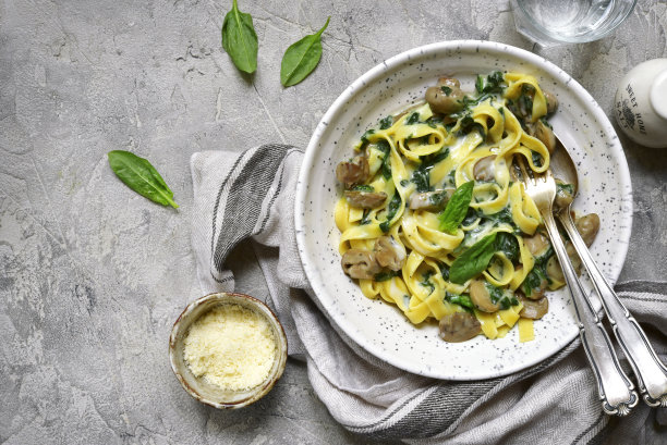 蘑菇和菠菜的奶油意面素材图片