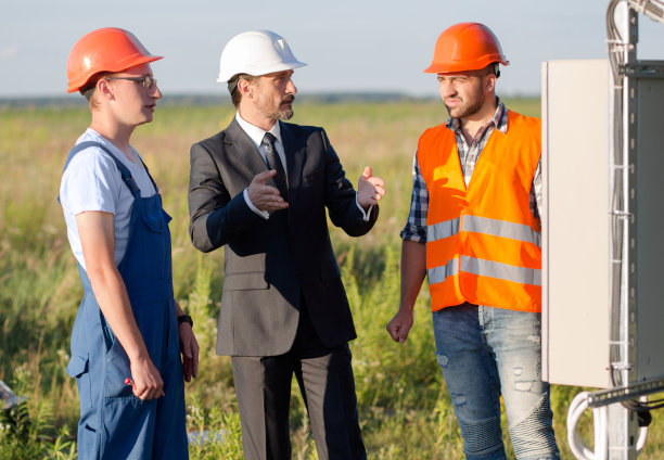 商人向员工解释太阳能电池板的工作过程。图片下载