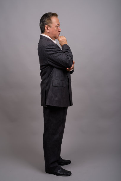 在灰色背景下拍摄成熟的亚洲商人图片下载