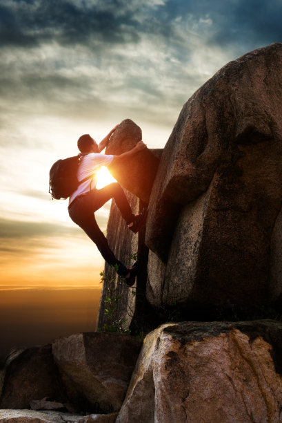 一个登上山顶的人素材图片
