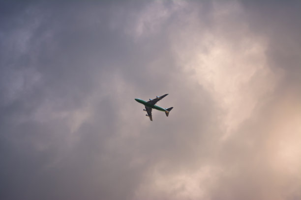 飞机在日落时分图片下载