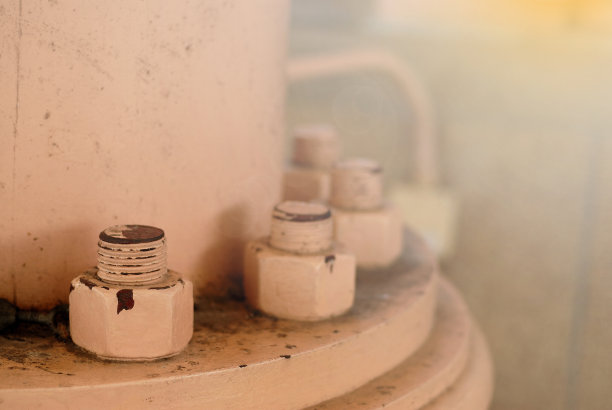 螺栓和螺母固定在柱子的底部。图片下载