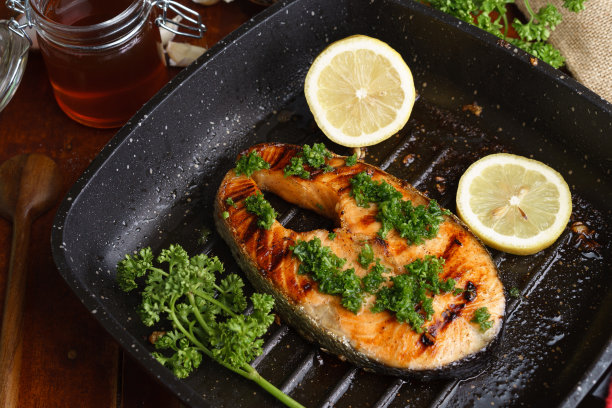 平底烤鲑鱼排图片下载