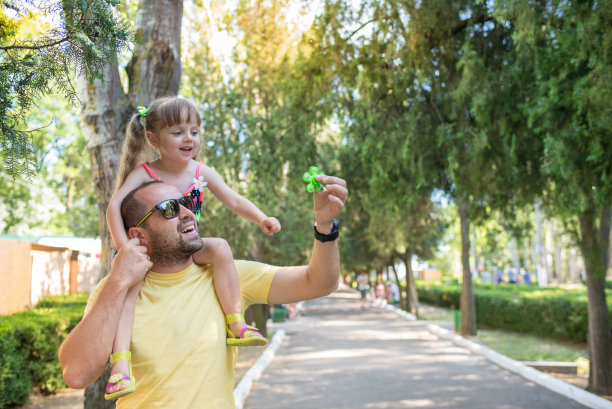 父亲正在和他的小女儿玩，散步，暑假图片下载