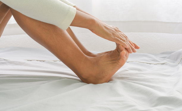 老年妇女足部按摩图片下载