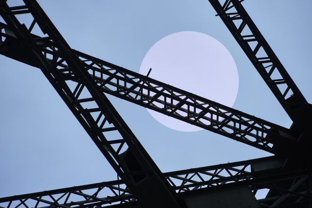 图:天空映衬下钢梁的轮廓图片下载