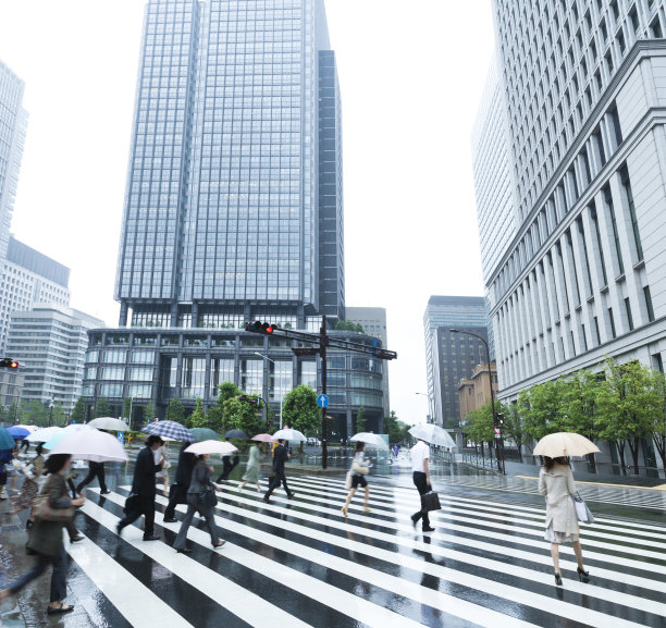 东京早晨下雨的通勤者图片下载