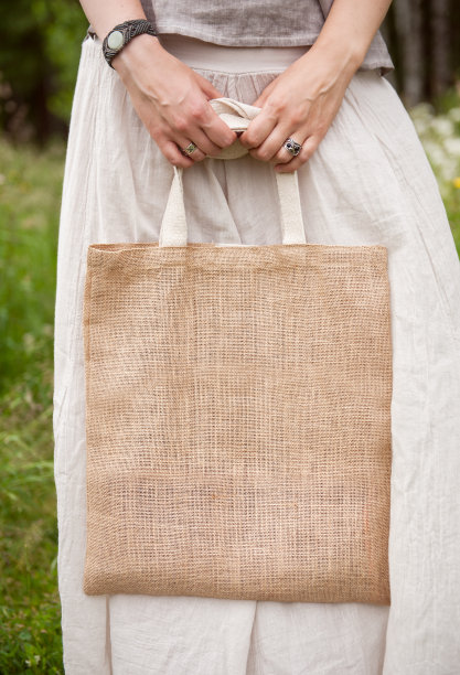 拿着空亚麻袋子的女人。模板模型图片下载