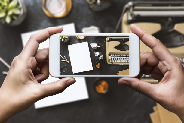 用白色杂志手工拍摄黑板桌面图片下载