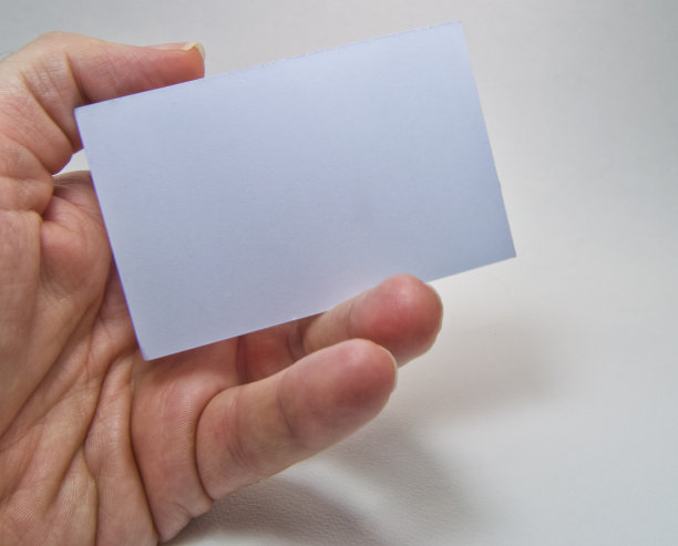 一个手持灰色空广告牌的男人，背景是白色图片下载