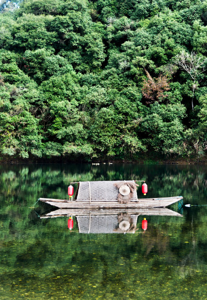 山湖中的木船素材图片