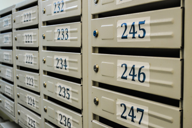 公寓里的白色新邮箱图片下载