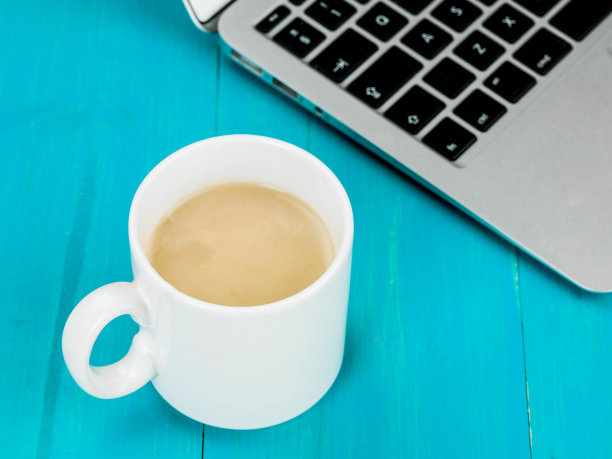 一杯蘑菇汤和一台笔记本电脑图片下载