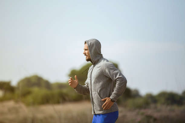 一个男人跑步的照片图片下载