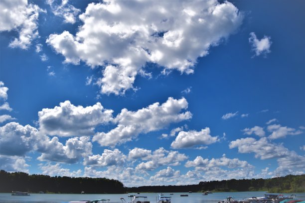 海景与顶天建筑图片下载